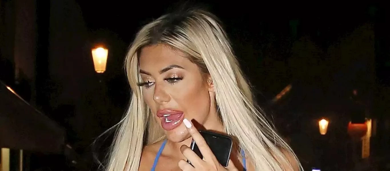 Chloe Ferry: Ο ξανθός πειρασμός που... «βγάζει» μάτια με το μπούστο της (φώτο)